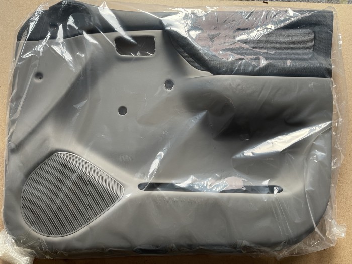 Обшивка передней правой двери TOYOTA LC105 6761060891B1