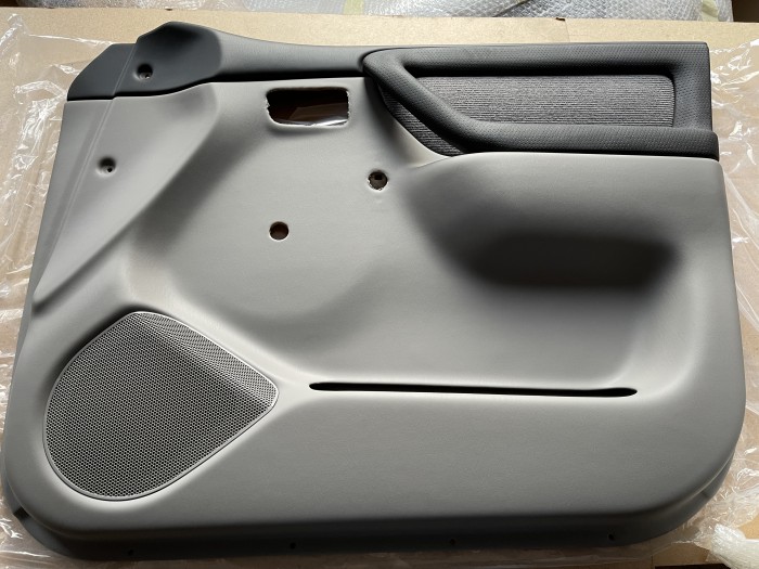 Обшивка передней правой двери TOYOTA LC105 6761060891B1