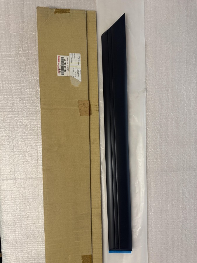 Молдинг двери задней правой Toyota Land Cruiser FZJ100 7574160180