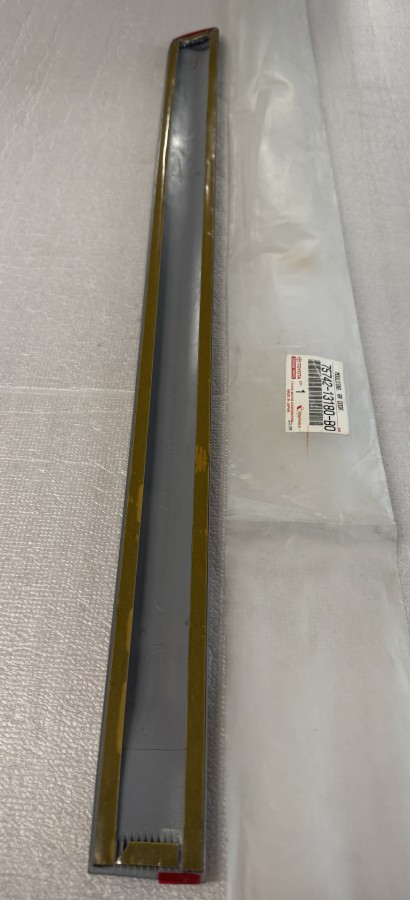 Молдинг задней левой двери TOYOTA COROLLA 120 7574213180B0